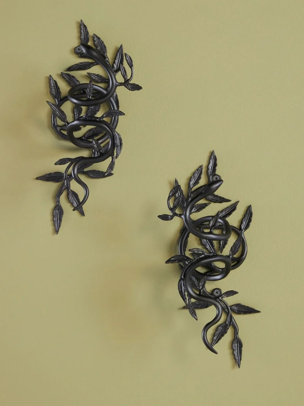 Anthropologie Serpentine Black curtain tie back ne Black Metal Vine Wall Accent